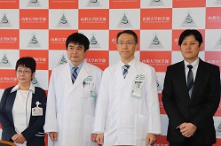 （左から）斉藤律子看護部長、上野義之医学部長、今田恒夫教授、宇津木努看護師長